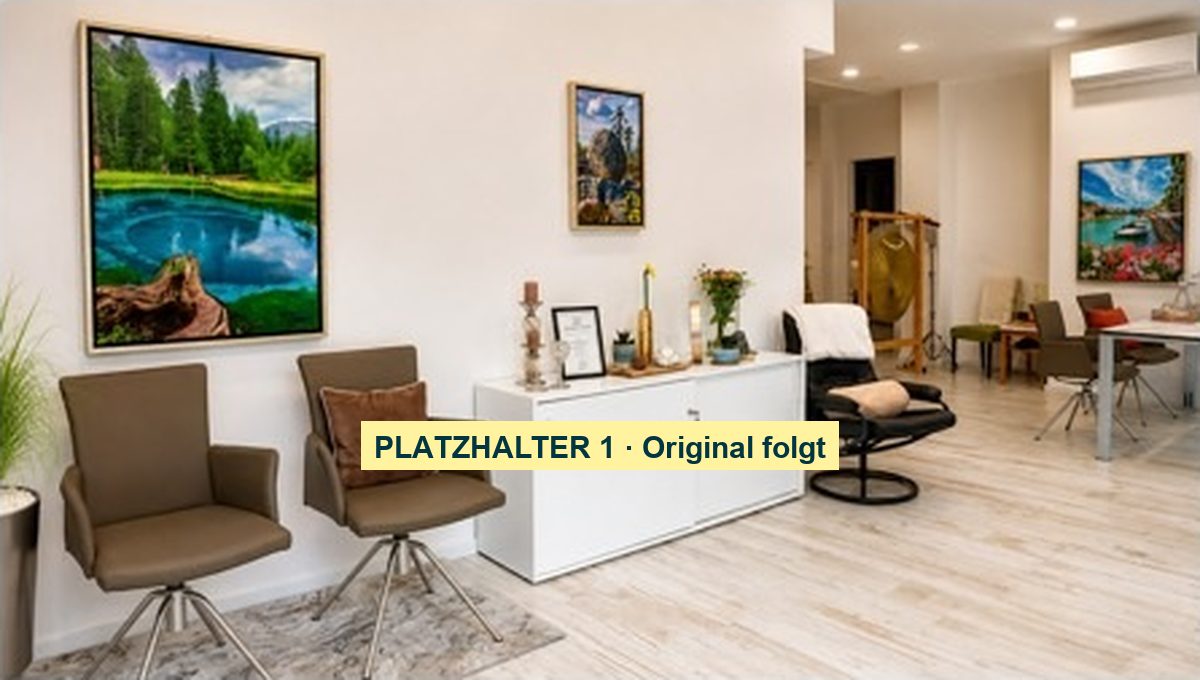 Heller Praxisraum mit zwei Sesseln in der Praxis in Bamberg