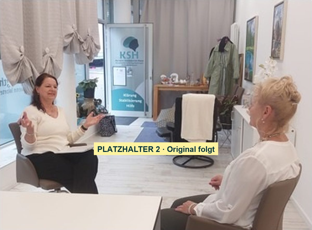 Kerstin Strohmeier-Harz im Gespräch in ihrer Praxis