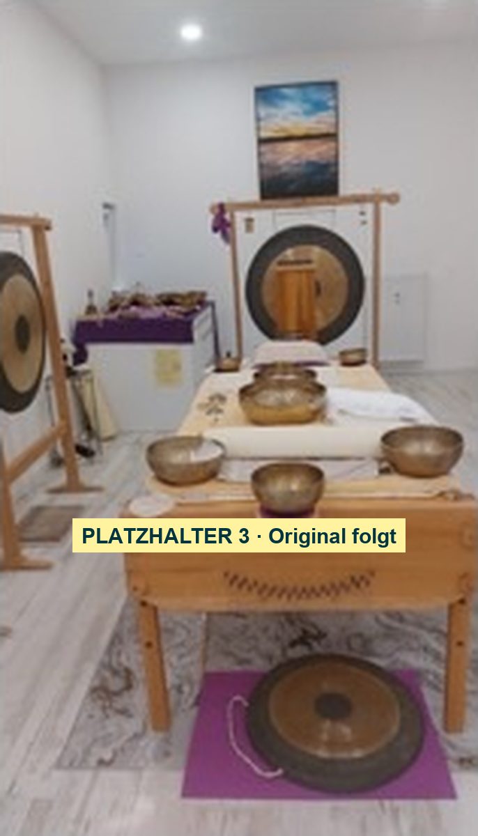 Klangraum der Praxis mit Klangliege, Klangschalen und Gong